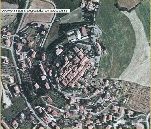 Immagine satellitare di Montegabbione del 2005 dove è possibile vedere, in alto a sinistra,